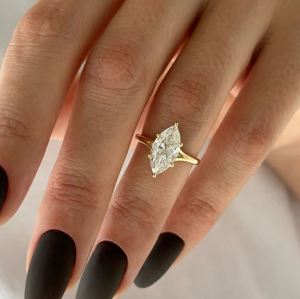 Anillo de Compromiso y Boda para Mujer con Diamante Cultivado en Laboratorio de 1.5 Quilates, Corte Marquesa, Oro de 14K, Diseño de Tallo Dividido - Product Image 1