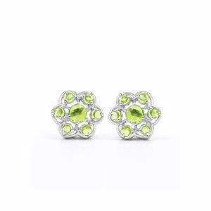 Pendientes de Plata de Ley 925 con Cabujón de Peridoto en Forma de Flor, Bañados en Oro, con Diseño Floral de Hellebore Verde y Piedras Preciosas - Product Image 4