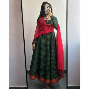 Hermoso Vestido Largo con Corte en A y Dupatta de Chifón para Fiestas - Product Image 3