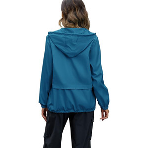 Veste coupe-vent légère, imperméable et pliable pour femme, avec capuche, idéale pour les activités de plein air, les voyages, la randonnée et la course à pied. - Product Image 5