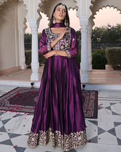 Élégante Robe Anarkali Exclusif pour Femme, Violette, pour Mariages et Occasions Festives, Manches 3/4, en Crêpe de Soie Rangoli - Product Image 2