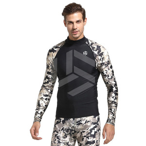 Camiseta de compresión de color liso con logo privado para hombre, ajustada, elástica, para entrenamiento, deportiva, fitness, camiseta de protección contra erupciones cutáneas para hombre - Product Image 2