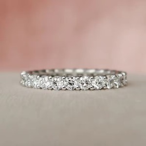 Bagues d'éternité minimalistes en or blanc 18 carats plaqué rhodium avec moissanite taille brillant ronde sertie à griffes pour femme - Product Image 1