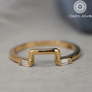 Bague de fiançailles minimaliste en moissanite plaqué or Charm Jewells, taille coussin, sertie à griffes, design géométrique, unisexe, pour usage quotidien - Product Image 1