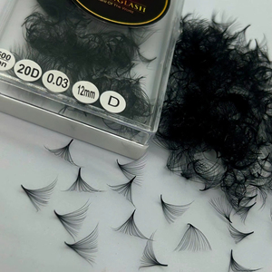 พัดขนตาแบบพรีเมียมทำมือ ขนาดใหญ่พิเศษ 12D-20D นุ่มพิเศษ ขน PBT เกาหลี ฐานเรียวเล็ก ต่อขนตาแบบติดเอง พร้อมการ์ดด้านหลังแบบกำหนดเองได้ - Product Image 1
