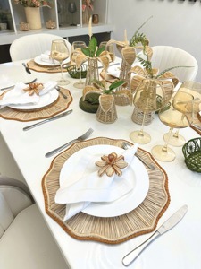 Anillos para servilletas de ratán con forma floral naranja, ideales para una organización minimalista de la mesa, mantienen las servilletas perfectamente dispuestas y con un aspecto organizado. - Product Image 4