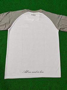 T-shirt décontracté pour homme en coton tricoté gris et blanc à manches raglan, avec logo géométrique brodé en relief, coupe classique, col rond - Product Image 4