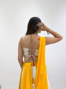 Ensemble Lehenga Choli de mariage très demandé, avec Blouse dorée à motifs miroir Metti, Lehenga en rayonne et Dupatta assorti en Georgette Fox - Product Image 5