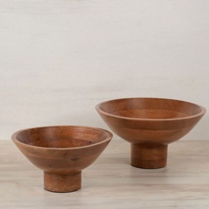 Juego de 2 tazones con pedestal de madera de acacia hechos a mano con acabado natural, en oferta, al precio más bajo, de R B Overseas de la India. - Product Image 3