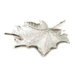 Plateau de service en métal argenté texturé en forme de feuille, plat de rangement pour clés et bijoux, organisateur de table, vente en gros Skies Traders - Product Image 4