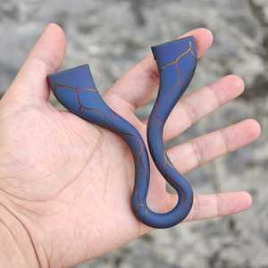 Tuyau bleu avec motif de veines orange et lance-pierre en forme de pièce de puzzle - Product Image 1