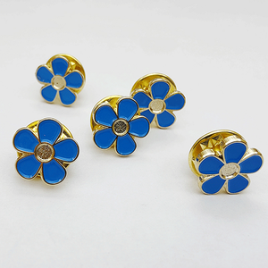 Épingles de revers en métal émaillé dur en alliage de zinc plaqué or, motif fleur de mignonette bleue - Product Image 2