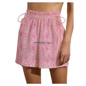 Shorts de fin de semana con estampado floral y cordón ajustable, hechos a mano en algodón puro, ideales para regalo. - Product Image 2