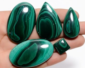 Lote de Cabujones de Malaquita Verde Mixta, Piedras Preciosas Naturales con Bandas, Pulimentadas, Sueltas, para Fabricación de Joyas, Suministro al por Mayor - Product Image 1