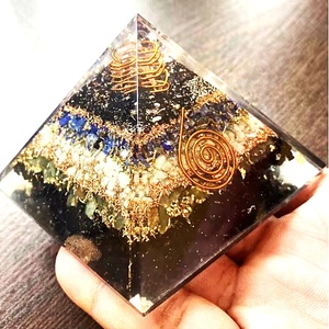 Dernière Pyramide d'Orgone en Cuir Cuivré avec Cristaux de Chakra et Bobines de Cuivre pour Méditation, Protection EMF et Reiki - Product Image 1