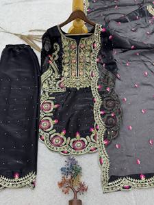 Vente en gros de Salwar Kameez en organza brodé par des designers pakistanais, noir, ensemble Sharara 3 pièces - Product Image 5