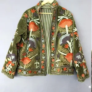 Chaqueta Corta Bordada de Terciopelo Verde Oliva Vintage Hecha a Mano, Estilo Suzani, Reversible, con Frente Abierto y Diseño Floral - Product Image 3