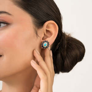 ต่างหูทองคำ 14K ประดับดอกไม้ แซฟไฟร์ และเทอร์ควอยซ์ ทรงกลมแบบอาร์ตเดโค - Product Image 6