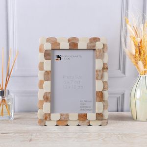 Cadre photo artisanal marron fait main avec incrustation d'os à motif festonné pour mur et décoration intérieure bohème, rustique et vintage - Product Image 4