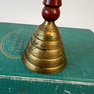 Campana de mano de latón de alta demanda 2027 con mango de madera para uso en exteriores, llamadas de servicio y tono cristalino, campana de mano de latón de primera clase - Product Image 6