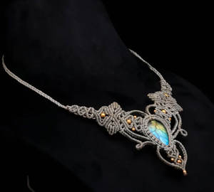 Collar Colgante Boho de Macramé con Labradorita Natural Ovalada, Cordón Encerado Gris y Detalles de Cobre Ajustable al por Mayor - Product Image 2