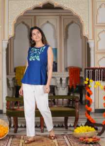 Top sin mangas de rayón azul bordado para mujer, corte regular, cuello redondo, diseñado para uso diario informal de verano a nivel mundial. - Product Image 3