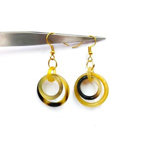 Boucles d'oreilles pendantes rectangulaires superposées en corne de buffle polie, équitablement obtenue, faites à la main, style bohème, motif animal, double anneau, légères - Product Image 4