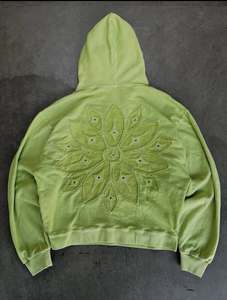 Sweat à capuche court personnalisé pour homme, design minimaliste, détail poche utilitaire, accent œillet métallique, streetwear premium - Product Image 2