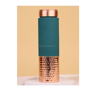 Bouteille d'eau en cuivre d'inspiration ayurvédique pour le stockage quotidien de l'eau, favorisant la digestion, l'immunité et la vitalité - Product Image 1