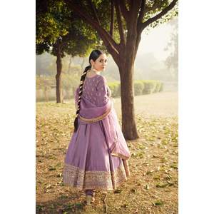 Robe de soirée entièrement brodée avec des sequins, tenue de soirée avec pantalon et dupatta - Product Image 3