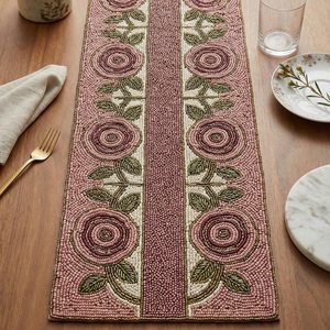 Camino de Mesa Bordado a Mano, Forma Personalizada, Diseño de Lujo, Ecológico, Duradero, Decorativo con Rosas Rosadas - Product Image 1