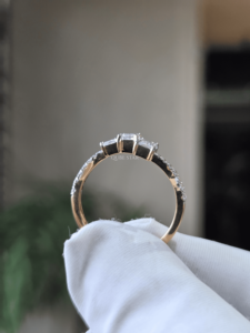 แหวนเพชรแล็บโกรว์ทรงสามเหลี่ยมมรกต 0.90 กะรัต ทอง 14k แหวนแต่งงานหมั้นสำหรับผู้หญิง - Product Image 4