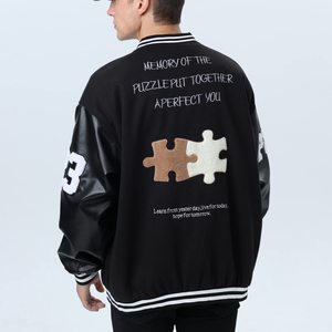 เสื้อแจ็คเก็ตวาร์ซิตี้สีดำสำหรับผู้ชาย ตกแต่งด้วยลายปักแบบจิ๊กซอว์  ด้านหลังมีลายปักข้อความ  ผลิตจากผ้าแคนวาสที่เป็นมิตรกับสิ่งแวดล้อม กันลม และระบายอากาศได้ดี - Product Image 1