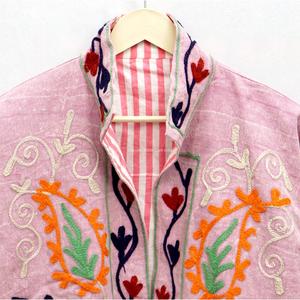 Chaqueta de Algodón con Bordado Floral Hecho a Mano en India, Cuello Mandarín, Estilo Prairie Chic, Ecológica, para Mujer - Product Image 4
