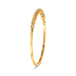 Brazalete de Diamantes con Corazones Entrelazados, Banda Delgada de Oro Amarillo y Diseño Frontal de Corazones Abiertos Repetidos - Product Image 1