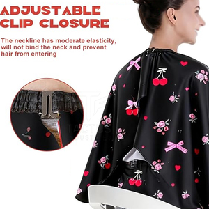 Cape de coiffure noire à imprimé floral cerise, en polyester anti-adhérent, avec fermeture à bouton-pression réglable - Product Image 3