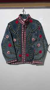 เสื้อแจ็คเก็ตซูซานีปักลายกำมะหยี่วินเทจคุณภาพสูง คอจีน ลายดอกไม้ งานแฮนด์เมด สไตล์โบฮีเมียน ทรงหลวม แขนยาว - Product Image 1