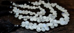 Piedras Preciosas de Piedra Lunar Arcoíris Blanca Natural, Forma de Pera, Lisas, de 6-11 mm, Se Venden por Hilo de 8 Pulgadas - Product Image 1