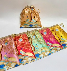 Sacs Potli en Soie Artisanaux Exquis avec Bordures Dorées Gota Patti Intricates, Fermeture à Cordon et Pompons Dorés Délicats - Product Image 1