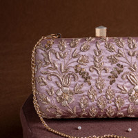 Pochette de mariage décontractée en soie Zardozi classique de qualité supérieure, forme demi-lune, ornée de perles, faite à la main, légère, imperméable, style indien pour mariée