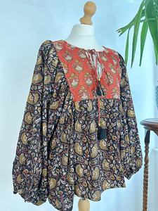เสื้อเบลาส์โบฮีเมียนผ้าฝ้ายแท้พิมพ์ลายดอกไม้จากอินเดียสำหรับกลางวันฤดูร้อน - Product Image 5