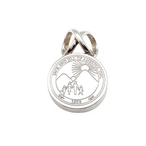 Pendentif Médaillon Rond Gravé en Argent avec Double Anneau de Suspension, Breloque de Collier Tendance en Métal Poli, Accessoire de Bijouterie Élégant - Product Image 1