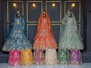 Robe de créateur Lehenga Choli avec un travail lourd et riche et de magnifiques pierres Jarkan, idéale pour les mariages et les tenues de soirée - Product Image 6