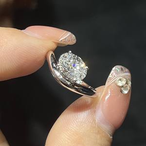 Bague de fiançailles classique en diamant de laboratoire rond, or massif 14 carats, sertissage à tension, trois pierres, certifiée IGI, bijoux fins unisexes - Product Image 2