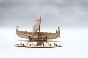 Modèle de voilier en bois fait main VIKING, objet de collection, décoration artistique, sur pied, forme personnalisée, thème océan, présentoir de table - Product Image 1