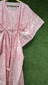 Robe longue de nuit pour femme en coton écologique à séchage rapide, style kimono, imprimé blocs rose et blanc, taille à nouer, coupe ample, été - Product Image 6