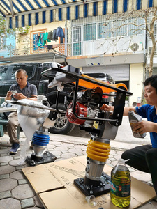 Apisonadora de gasolina de 6.5HP, compactadora de hormigón de 70kg para pavimento de carreteras, apisonadora de tierra de alta potencia de 4800W para construcción HGP 70Nm - Product Image 5