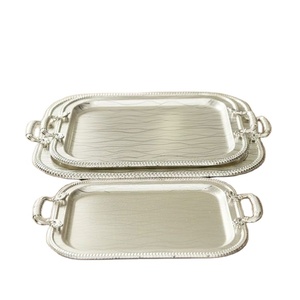 Plateau rond décoratif plaqué or avec cadre ajouré élégant, plateau de service en métal pour la salle à manger et la décoration de la maison - Product Image 3
