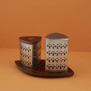 Juego de quemador de incienso Bakhoor de latón estilo árabe con bandeja de madera - Product Image 3