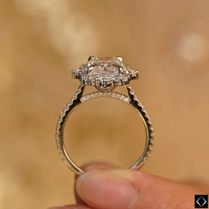 Bague de fiançailles Dada Diamond Jewellery de luxe en or avec diamant de laboratoire taille radiant allongé et halo pavé, certifiée IGI - Product Image 6